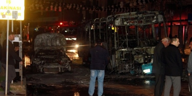 Teröristler halk otobüsünü yaktı