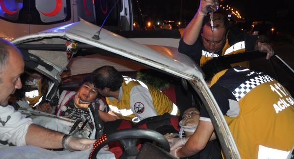 Bursa İnegöl'de feci kaza! 1 kişi öldü! Araçta sıkışınlar güçlükle çıkarıldı...