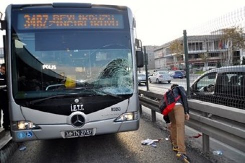 Avcılar'da metrobüs kazası! 1 kişi ağır yaralı