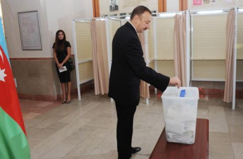 Azerbaycan'da da seçim heyecanı var! Cumhurbaşkanı İlham Aliyev oyunu kullandı