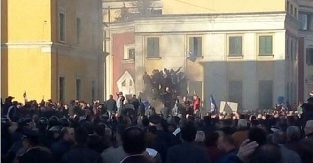 Arnavutluk'ta polis ve muhalifler arasında çatışma çıktı!