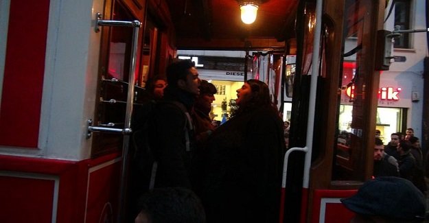 İstanbul Taksim'de eylem! Tramvayı işgal ettiler!