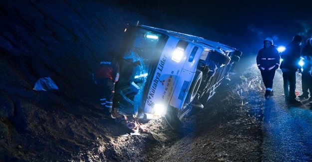 Kütahya'da servis otobüsü devrildi: 1 ölü, 38 yaralı- Kütahya haberleri