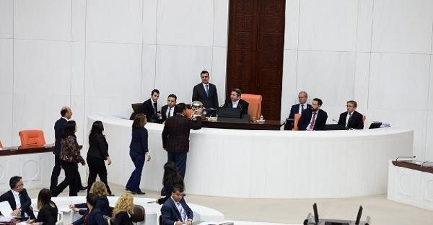 Meclis'te gerginlik! HDP'li vekiller Başkan Divanına yürüdü!