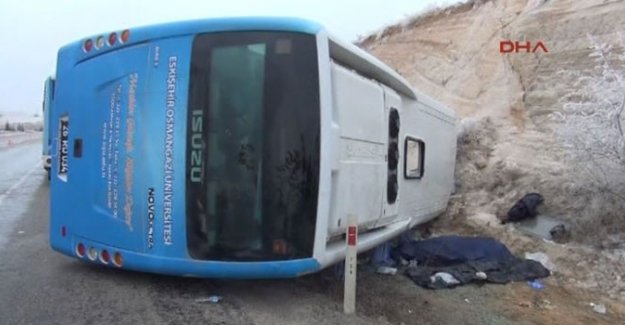 Sporcuların otobüsü devrildi: 1 ölü 16 yaralı!