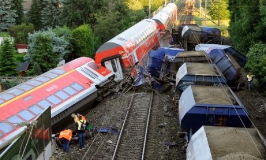Almanya'da tren kazası: Çok sayıda ölü var