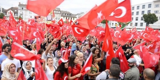 Almanya'da Türkler ayaklandı!