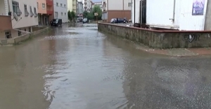 İstanbul Ümraniye'de şiddetli yağış sebebiyle 10 evi su bastı!