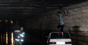 Tüneli su bastı, sürücüler canlarını zor kurtardı! Gaziantep'te sağanak yağış hayatı felç etti! Flaş son dakika gelişmesi