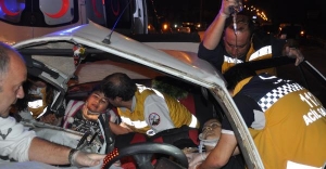 Bursa İnegöl'de feci kaza! 1 kişi öldü! Araçta sıkışınlar güçlükle çıkarıldı...