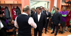 Başbakan Davutoğlu millileri ziyaret etti!