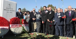 Kılıçdaroğlu Ecevit'in kabri başında: Ecevit hiç yılmadı