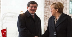 Merkel Davutoğlu'nun unutamadı! 1 Kasım seçim zaferinde sonra arayıp tebrik etti!