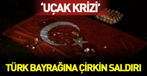 Rusya'da Türk bayrağına çirkin saldırı! Türk bayrağını indirip yumurta fırlattılar!