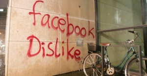 Almanya'da Facebook'un merkezine saldırı