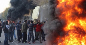 Diyarbakır'da provokasyon: Polise ses bombalı ve taşlı saldırı