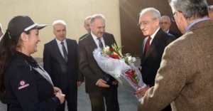 Kılıçdaroğlu Can Dündar'ı ziyarete gitti, çiçeklerle karşılandı