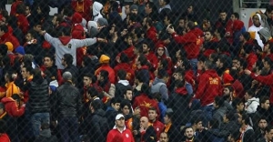 Sarı-kırmızılı taraftarlar yönetimi ve futbolcuları protesto etti! ''Koca kulüp kalmış birkaç ruhsuza...''