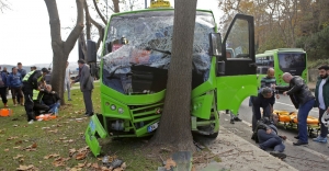 Sarıyer'de yolcu minibüsü ağaca çarptı: 5 yaralı