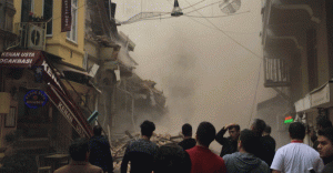 Taksim'de beş katlı bina çöktü!